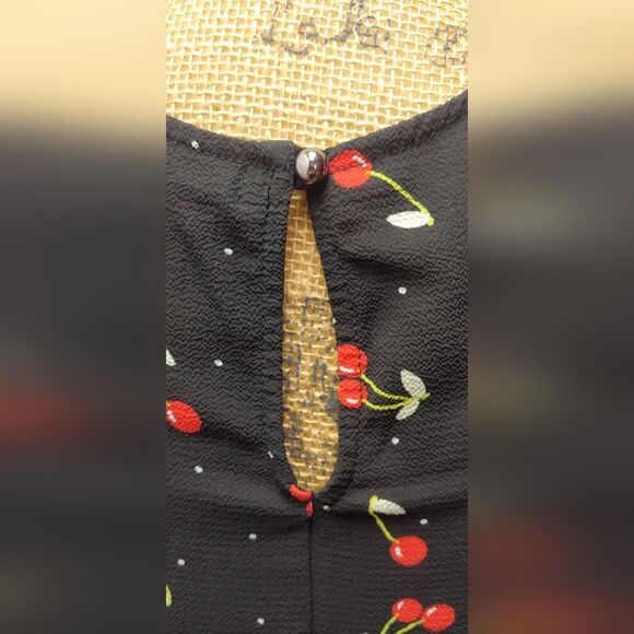 Gypsies & Moondust Cold Shoulder Cherry Print Short Sleeve Blouse Top Sz XS ๐ - Picture 6 of 9